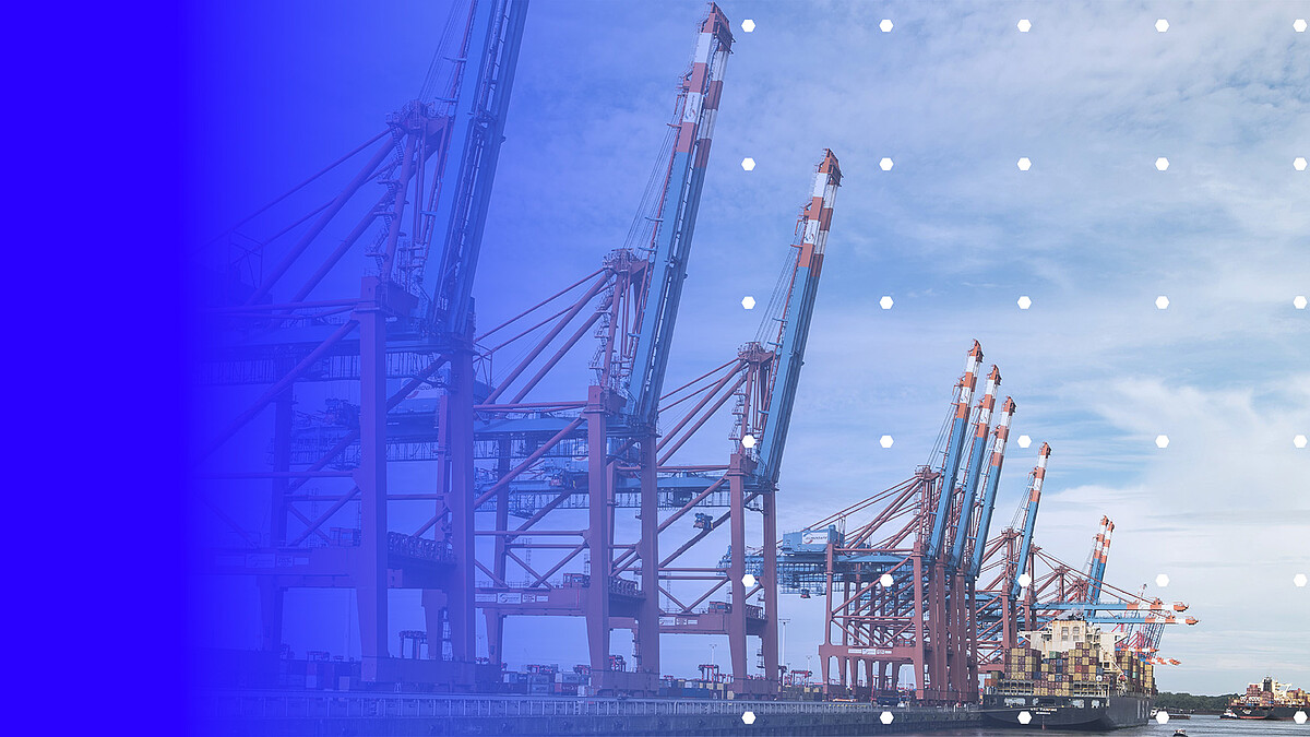 Containerkräne am Hafen unter blauem Himmel, linke Bildhälfte mit blauem Farbverlauf und weißen Punkten.
