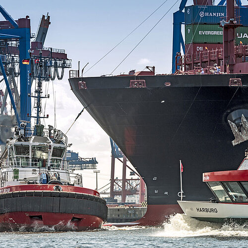 Hafenschlepper mit Containerschiff im Hamburger Hafen | Mediaserver Hamburg Hafenschlepper bugsieren ein Containerschiff im Hamburger Hafen an den Anleger | Mediaserver Hamburg