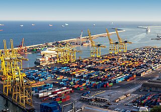 Panoramablick auf den Hafen von Barcelona an einem Sommertag.