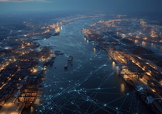 Luftaufnahme eines beleuchteten Hafens bei Nacht, mit digitalen Linien, die Vernetzung darstellen.